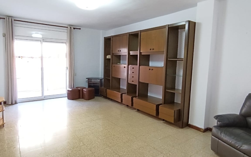 ¡Descubre tu próximo hogar en una ubicación inmejorable! Este espacioso piso de 102 m² te da la bienvenida con un generoso recibidor que sienta las bases para el confort y la funcionalidad. La cocina office independiente de 11 m², con salida a la galería, es perfecta para los amantes de la gastronomía. El salón comedor de 23 m² se abre directamente a un balcón, ideal para disfrutar de momentos al aire libre. La zona de habitaciones ofrece privacidad, con 2 habitaciones dobles y 2 individuales, todas bien distribuidas. El baño, ubicado en el pasillo, es accesible y funcional. La vivienda está en buenas condiciones, pero ofrece la posibilidad de personalizarla con una reforma a tu gusto. Situada en una zona con comercios a pie de calle y a solo 3 minutos de la parada de metro del Cèntric, este piso es una oportunidad única. Con calefacción por bomba de frío/calor y aire acondicionado, garantiza tu comodidad durante todo el año. No pierdas la oportunidad de vivir en esta joya del año 1977, en una planta 2 exterior con ascensor y orientación norte-sur. ¡Ven a visitarlo y enamórate! Desde Pratfinques, te realizamos todos los trámites de la compraventa y a la obtención de la financiación hipotecaria, liquidación de los impuestos y, inscripción registral. -              El precio de venta del inmueble, no incluye impuestos ni tasas. (ITPADJ) -              La plusvalía (Impuesto sobre el Incremento de Valor de los Terrenos Urbanos) es a cargo del vendedor. -              En Pratfinques, NO COBRAMOS LOS HONORARIOS AL COMPRADOR, están incluidos en el precio de venta publicado.