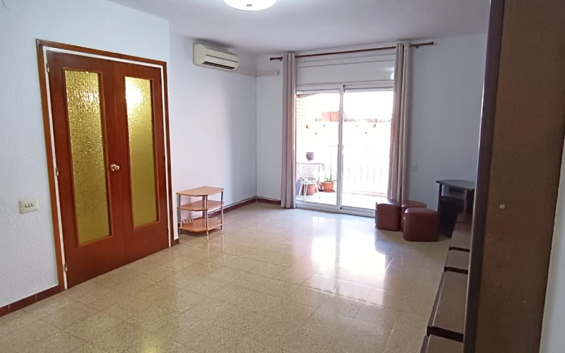 ¡Descubre tu próximo hogar en una ubicación inmejorable! Este espacioso piso de 102 m² te da la bienvenida con un generoso recibidor que sienta las bases para el confort y la funcionalidad. La cocina office independiente de 11 m², con salida a la galería, es perfecta para los amantes de la gastronomía. El salón comedor de 23 m² se abre directamente a un balcón, ideal para disfrutar de momentos al aire libre. La zona de habitaciones ofrece privacidad, con 2 habitaciones dobles y 2 individuales, todas bien distribuidas. El baño, ubicado en el pasillo, es accesible y funcional. La vivienda está en buenas condiciones, pero ofrece la posibilidad de personalizarla con una reforma a tu gusto. Situada en una zona con comercios a pie de calle y a solo 3 minutos de la parada de metro del Cèntric, este piso es una oportunidad única. Con calefacción por bomba de frío/calor y aire acondicionado, garantiza tu comodidad durante todo el año. No pierdas la oportunidad de vivir en esta joya del año 1977, en una planta 2 exterior con ascensor y orientación norte-sur. ¡Ven a visitarlo y enamórate! Desde Pratfinques, te realizamos todos los trámites de la compraventa y a la obtención de la financiación hipotecaria, liquidación de los impuestos y, inscripción registral. -              El precio de venta del inmueble, no incluye impuestos ni tasas. (ITPADJ) -              La plusvalía (Impuesto sobre el Incremento de Valor de los Terrenos Urbanos) es a cargo del vendedor. -              En Pratfinques, NO COBRAMOS LOS HONORARIOS AL COMPRADOR, están incluidos en el precio de venta publicado.