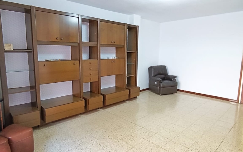 ¡Descubre tu próximo hogar en una ubicación inmejorable! Este espacioso piso de 102 m² te da la bienvenida con un generoso recibidor que sienta las bases para el confort y la funcionalidad. La cocina office independiente de 11 m², con salida a la galería, es perfecta para los amantes de la gastronomía. El salón comedor de 23 m² se abre directamente a un balcón, ideal para disfrutar de momentos al aire libre. La zona de habitaciones ofrece privacidad, con 2 habitaciones dobles y 2 individuales, todas bien distribuidas. El baño, ubicado en el pasillo, es accesible y funcional. La vivienda está en buenas condiciones, pero ofrece la posibilidad de personalizarla con una reforma a tu gusto. Situada en una zona con comercios a pie de calle y a solo 3 minutos de la parada de metro del Cèntric, este piso es una oportunidad única. Con calefacción por bomba de frío/calor y aire acondicionado, garantiza tu comodidad durante todo el año. No pierdas la oportunidad de vivir en esta joya del año 1977, en una planta 2 exterior con ascensor y orientación norte-sur. ¡Ven a visitarlo y enamórate! Desde Pratfinques, te realizamos todos los trámites de la compraventa y a la obtención de la financiación hipotecaria, liquidación de los impuestos y, inscripción registral. -              El precio de venta del inmueble, no incluye impuestos ni tasas. (ITPADJ) -              La plusvalía (Impuesto sobre el Incremento de Valor de los Terrenos Urbanos) es a cargo del vendedor. -              En Pratfinques, NO COBRAMOS LOS HONORARIOS AL COMPRADOR, están incluidos en el precio de venta publicado.