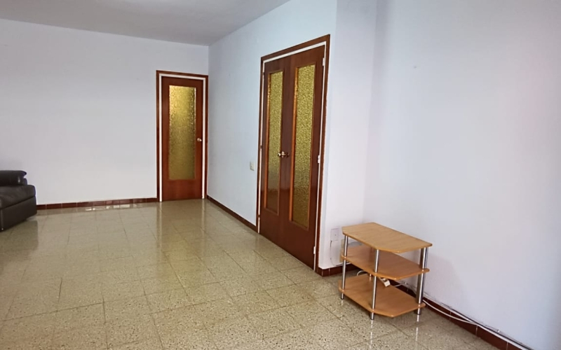 ¡Descubre tu próximo hogar en una ubicación inmejorable! Este espacioso piso de 102 m² te da la bienvenida con un generoso recibidor que sienta las bases para el confort y la funcionalidad. La cocina office independiente de 11 m², con salida a la galería, es perfecta para los amantes de la gastronomía. El salón comedor de 23 m² se abre directamente a un balcón, ideal para disfrutar de momentos al aire libre. La zona de habitaciones ofrece privacidad, con 2 habitaciones dobles y 2 individuales, todas bien distribuidas. El baño, ubicado en el pasillo, es accesible y funcional. La vivienda está en buenas condiciones, pero ofrece la posibilidad de personalizarla con una reforma a tu gusto. Situada en una zona con comercios a pie de calle y a solo 3 minutos de la parada de metro del Cèntric, este piso es una oportunidad única. Con calefacción por bomba de frío/calor y aire acondicionado, garantiza tu comodidad durante todo el año. No pierdas la oportunidad de vivir en esta joya del año 1977, en una planta 2 exterior con ascensor y orientación norte-sur. ¡Ven a visitarlo y enamórate! Desde Pratfinques, te realizamos todos los trámites de la compraventa y a la obtención de la financiación hipotecaria, liquidación de los impuestos y, inscripción registral. -              El precio de venta del inmueble, no incluye impuestos ni tasas. (ITPADJ) -              La plusvalía (Impuesto sobre el Incremento de Valor de los Terrenos Urbanos) es a cargo del vendedor. -              En Pratfinques, NO COBRAMOS LOS HONORARIOS AL COMPRADOR, están incluidos en el precio de venta publicado.