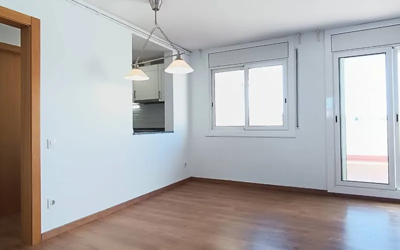 Este precioso ático se compone de 69m² construidos y 61m² útiles, con una fantástica terraza de 13m² muy soleada y con grandes vistas despejadas. La vivienda está lista para entrar a vivir y se compone de 2 habitaciones dobles (1 suite) 2 baños, salón comedor de 18m² con salida directa a la terraza, una preciosa cocina y un lavadero. Este hogar dispone de calefacción por radiadores de caldera de gas natural. Carpintería interior de puertas de haya vaporizada, suelo de parqué laminado AC5. Carpintería exterior de aluminio blanco. Finca con ascensor. Ideal para parejas y singles. Situada en el centro del casco antiguo, crea la total y real sensación de vivir en el pueblo más cercano a la gran capital catalana de Barcelona. A pocos metros de la Plaça de la Vila, con todo tipo de comerció a tu alcance. El Prat de Llobregat es un municipio en plena expansión, considerado como una de las mejores poblaciones del área metropolitana, por su calidad de vida, cercanía a zonas verdes, con transporte público o por tus propios medios (Bici, caminando, running o como te apetezca) para ir a la playa, con una de las zonas mejor cuidadas de la costa de la provincia de Barcelona. Aguas del mar Mediterráneo cristalinas y de las más limpias de la costa. A pesar de no serlo, podría ser, sin ningún tipo de dudas, la capital de la comarca del Baix Llobregat, pues no solo el terreno del municipio es llano, si no, que, además dispone de grandes superficies de terreno, para disfrutar de un entorno natural, como las zonas verdes del rio Llobregat, donde pasear o ir en bicicleta en familia, es un hecho habitual de los Pratenses. Por otro lado, su entorno del tejido productivo, se compone de diversas zonas industriales, en la que hay gran diversidad de grandes marcas multinacionales y nacionales de logística terrestre, marítima y aérea, sin perder de vista el Aeropuerto internacional Josep Tarradellas, del que te puedes trasladar en metro L9, Tren lanzadera o Cercanías. Y no olvidar con la facilidad de acceder la capital Catalana de la ciudad Condal, mediante Tren, Metro L9 y bus. Teniendo presente la Zona Franca (Polígono industrial logístico de alimentación) perteneciente al Barcelonés. No lo dudes, llámanos y consulta tus dudas.