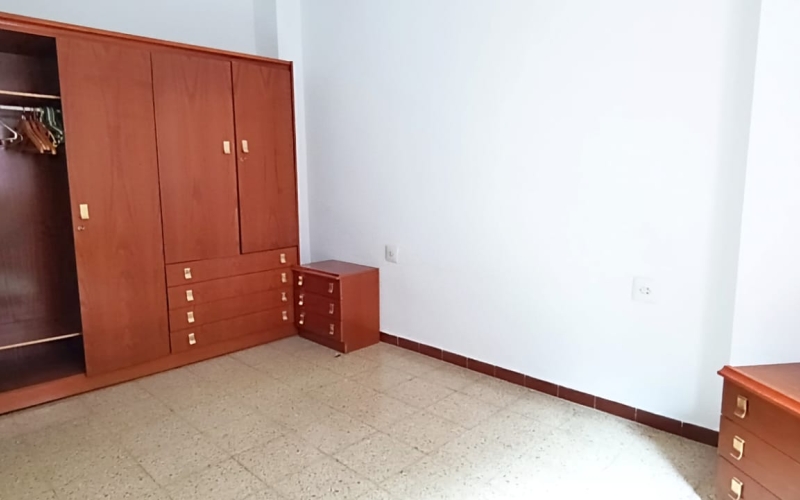 ¡Descubre tu próximo hogar en una ubicación inmejorable! Este espacioso piso de 102 m² te da la bienvenida con un generoso recibidor que sienta las bases para el confort y la funcionalidad. La cocina office independiente de 11 m², con salida a la galería, es perfecta para los amantes de la gastronomía. El salón comedor de 23 m² se abre directamente a un balcón, ideal para disfrutar de momentos al aire libre. La zona de habitaciones ofrece privacidad, con 2 habitaciones dobles y 2 individuales, todas bien distribuidas. El baño, ubicado en el pasillo, es accesible y funcional. La vivienda está en buenas condiciones, pero ofrece la posibilidad de personalizarla con una reforma a tu gusto. Situada en una zona con comercios a pie de calle y a solo 3 minutos de la parada de metro del Cèntric, este piso es una oportunidad única. Con calefacción por bomba de frío/calor y aire acondicionado, garantiza tu comodidad durante todo el año. No pierdas la oportunidad de vivir en esta joya del año 1977, en una planta 2 exterior con ascensor y orientación norte-sur. ¡Ven a visitarlo y enamórate! Desde Pratfinques, te realizamos todos los trámites de la compraventa y a la obtención de la financiación hipotecaria, liquidación de los impuestos y, inscripción registral. -              El precio de venta del inmueble, no incluye impuestos ni tasas. (ITPADJ) -              La plusvalía (Impuesto sobre el Incremento de Valor de los Terrenos Urbanos) es a cargo del vendedor. -              En Pratfinques, NO COBRAMOS LOS HONORARIOS AL COMPRADOR, están incluidos en el precio de venta publicado.