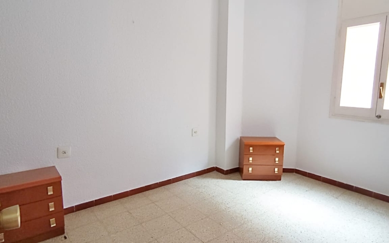 ¡Descubre tu próximo hogar en una ubicación inmejorable! Este espacioso piso de 102 m² te da la bienvenida con un generoso recibidor que sienta las bases para el confort y la funcionalidad. La cocina office independiente de 11 m², con salida a la galería, es perfecta para los amantes de la gastronomía. El salón comedor de 23 m² se abre directamente a un balcón, ideal para disfrutar de momentos al aire libre. La zona de habitaciones ofrece privacidad, con 2 habitaciones dobles y 2 individuales, todas bien distribuidas. El baño, ubicado en el pasillo, es accesible y funcional. La vivienda está en buenas condiciones, pero ofrece la posibilidad de personalizarla con una reforma a tu gusto. Situada en una zona con comercios a pie de calle y a solo 3 minutos de la parada de metro del Cèntric, este piso es una oportunidad única. Con calefacción por bomba de frío/calor y aire acondicionado, garantiza tu comodidad durante todo el año. No pierdas la oportunidad de vivir en esta joya del año 1977, en una planta 2 exterior con ascensor y orientación norte-sur. ¡Ven a visitarlo y enamórate! Desde Pratfinques, te realizamos todos los trámites de la compraventa y a la obtención de la financiación hipotecaria, liquidación de los impuestos y, inscripción registral. -              El precio de venta del inmueble, no incluye impuestos ni tasas. (ITPADJ) -              La plusvalía (Impuesto sobre el Incremento de Valor de los Terrenos Urbanos) es a cargo del vendedor. -              En Pratfinques, NO COBRAMOS LOS HONORARIOS AL COMPRADOR, están incluidos en el precio de venta publicado.