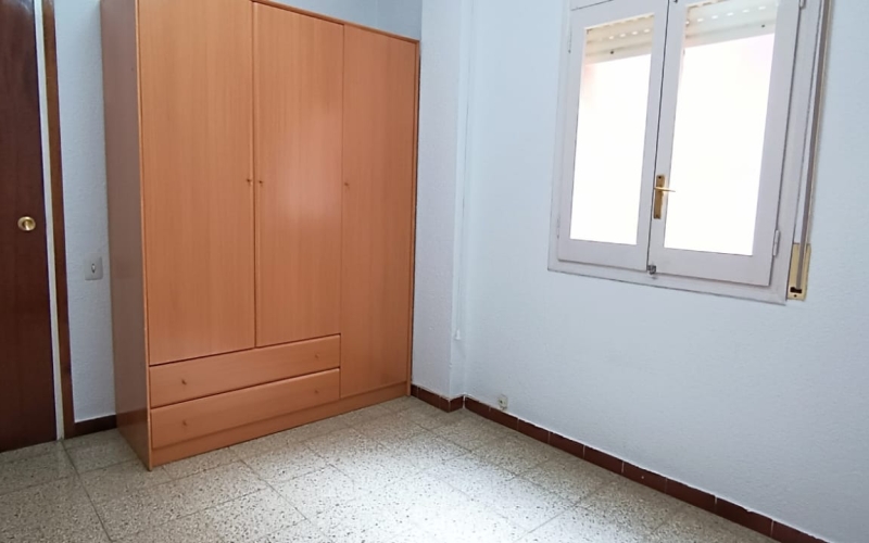 ¡Descubre tu próximo hogar en una ubicación inmejorable! Este espacioso piso de 102 m² te da la bienvenida con un generoso recibidor que sienta las bases para el confort y la funcionalidad. La cocina office independiente de 11 m², con salida a la galería, es perfecta para los amantes de la gastronomía. El salón comedor de 23 m² se abre directamente a un balcón, ideal para disfrutar de momentos al aire libre. La zona de habitaciones ofrece privacidad, con 2 habitaciones dobles y 2 individuales, todas bien distribuidas. El baño, ubicado en el pasillo, es accesible y funcional. La vivienda está en buenas condiciones, pero ofrece la posibilidad de personalizarla con una reforma a tu gusto. Situada en una zona con comercios a pie de calle y a solo 3 minutos de la parada de metro del Cèntric, este piso es una oportunidad única. Con calefacción por bomba de frío/calor y aire acondicionado, garantiza tu comodidad durante todo el año. No pierdas la oportunidad de vivir en esta joya del año 1977, en una planta 2 exterior con ascensor y orientación norte-sur. ¡Ven a visitarlo y enamórate! Desde Pratfinques, te realizamos todos los trámites de la compraventa y a la obtención de la financiación hipotecaria, liquidación de los impuestos y, inscripción registral. -              El precio de venta del inmueble, no incluye impuestos ni tasas. (ITPADJ) -              La plusvalía (Impuesto sobre el Incremento de Valor de los Terrenos Urbanos) es a cargo del vendedor. -              En Pratfinques, NO COBRAMOS LOS HONORARIOS AL COMPRADOR, están incluidos en el precio de venta publicado.