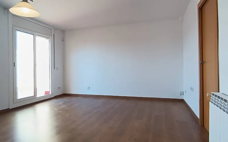 Este precioso ático se compone de 69m² construidos y 61m² útiles, con una fantástica terraza de 13m² muy soleada y con grandes vistas despejadas. La vivienda está lista para entrar a vivir y se compone de 2 habitaciones dobles (1 suite) 2 baños, salón comedor de 18m² con salida directa a la terraza, una preciosa cocina y un lavadero. Este hogar dispone de calefacción por radiadores de caldera de gas natural. Carpintería interior de puertas de haya vaporizada, suelo de parqué laminado AC5. Carpintería exterior de aluminio blanco. Finca con ascensor. Ideal para parejas y singles. Situada en el centro del casco antiguo, crea la total y real sensación de vivir en el pueblo más cercano a la gran capital catalana de Barcelona. A pocos metros de la Plaça de la Vila, con todo tipo de comerció a tu alcance. El Prat de Llobregat es un municipio en plena expansión, considerado como una de las mejores poblaciones del área metropolitana, por su calidad de vida, cercanía a zonas verdes, con transporte público o por tus propios medios (Bici, caminando, running o como te apetezca) para ir a la playa, con una de las zonas mejor cuidadas de la costa de la provincia de Barcelona. Aguas del mar Mediterráneo cristalinas y de las más limpias de la costa. A pesar de no serlo, podría ser, sin ningún tipo de dudas, la capital de la comarca del Baix Llobregat, pues no solo el terreno del municipio es llano, si no, que, además dispone de grandes superficies de terreno, para disfrutar de un entorno natural, como las zonas verdes del rio Llobregat, donde pasear o ir en bicicleta en familia, es un hecho habitual de los Pratenses. Por otro lado, su entorno del tejido productivo, se compone de diversas zonas industriales, en la que hay gran diversidad de grandes marcas multinacionales y nacionales de logística terrestre, marítima y aérea, sin perder de vista el Aeropuerto internacional Josep Tarradellas, del que te puedes trasladar en metro L9, Tren lanzadera o Cercanías. Y no olvidar con la facilidad de acceder la capital Catalana de la ciudad Condal, mediante Tren, Metro L9 y bus. Teniendo presente la Zona Franca (Polígono industrial logístico de alimentación) perteneciente al Barcelonés. No lo dudes, llámanos y consulta tus dudas.