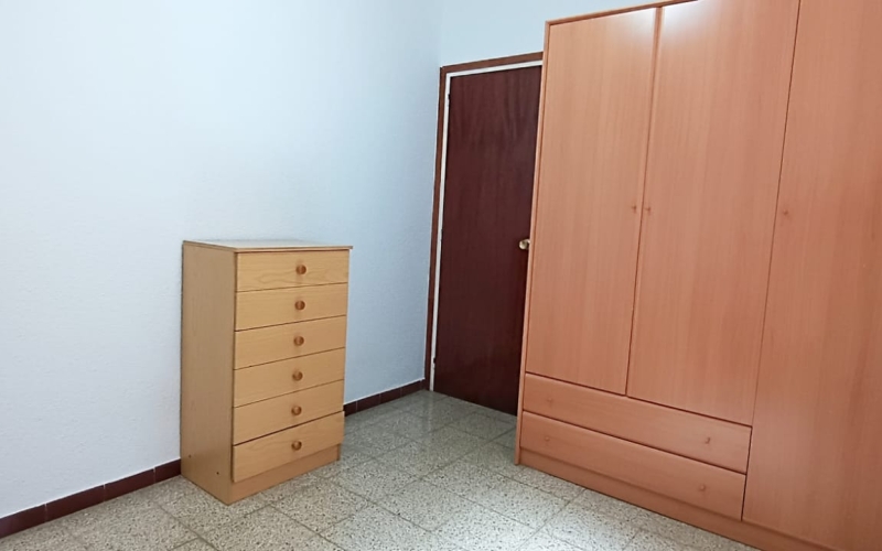 ¡Descubre tu próximo hogar en una ubicación inmejorable! Este espacioso piso de 102 m² te da la bienvenida con un generoso recibidor que sienta las bases para el confort y la funcionalidad. La cocina office independiente de 11 m², con salida a la galería, es perfecta para los amantes de la gastronomía. El salón comedor de 23 m² se abre directamente a un balcón, ideal para disfrutar de momentos al aire libre. La zona de habitaciones ofrece privacidad, con 2 habitaciones dobles y 2 individuales, todas bien distribuidas. El baño, ubicado en el pasillo, es accesible y funcional. La vivienda está en buenas condiciones, pero ofrece la posibilidad de personalizarla con una reforma a tu gusto. Situada en una zona con comercios a pie de calle y a solo 3 minutos de la parada de metro del Cèntric, este piso es una oportunidad única. Con calefacción por bomba de frío/calor y aire acondicionado, garantiza tu comodidad durante todo el año. No pierdas la oportunidad de vivir en esta joya del año 1977, en una planta 2 exterior con ascensor y orientación norte-sur. ¡Ven a visitarlo y enamórate! Desde Pratfinques, te realizamos todos los trámites de la compraventa y a la obtención de la financiación hipotecaria, liquidación de los impuestos y, inscripción registral. -              El precio de venta del inmueble, no incluye impuestos ni tasas. (ITPADJ) -              La plusvalía (Impuesto sobre el Incremento de Valor de los Terrenos Urbanos) es a cargo del vendedor. -              En Pratfinques, NO COBRAMOS LOS HONORARIOS AL COMPRADOR, están incluidos en el precio de venta publicado.