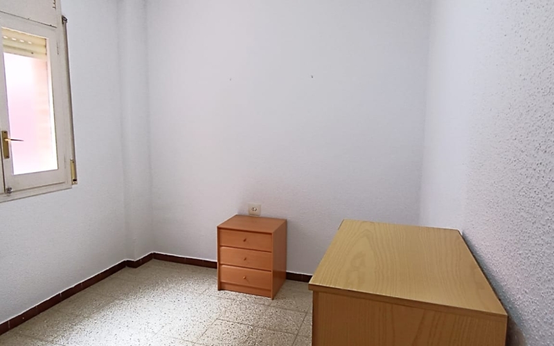 ¡Descubre tu próximo hogar en una ubicación inmejorable! Este espacioso piso de 102 m² te da la bienvenida con un generoso recibidor que sienta las bases para el confort y la funcionalidad. La cocina office independiente de 11 m², con salida a la galería, es perfecta para los amantes de la gastronomía. El salón comedor de 23 m² se abre directamente a un balcón, ideal para disfrutar de momentos al aire libre. La zona de habitaciones ofrece privacidad, con 2 habitaciones dobles y 2 individuales, todas bien distribuidas. El baño, ubicado en el pasillo, es accesible y funcional. La vivienda está en buenas condiciones, pero ofrece la posibilidad de personalizarla con una reforma a tu gusto. Situada en una zona con comercios a pie de calle y a solo 3 minutos de la parada de metro del Cèntric, este piso es una oportunidad única. Con calefacción por bomba de frío/calor y aire acondicionado, garantiza tu comodidad durante todo el año. No pierdas la oportunidad de vivir en esta joya del año 1977, en una planta 2 exterior con ascensor y orientación norte-sur. ¡Ven a visitarlo y enamórate! Desde Pratfinques, te realizamos todos los trámites de la compraventa y a la obtención de la financiación hipotecaria, liquidación de los impuestos y, inscripción registral. -              El precio de venta del inmueble, no incluye impuestos ni tasas. (ITPADJ) -              La plusvalía (Impuesto sobre el Incremento de Valor de los Terrenos Urbanos) es a cargo del vendedor. -              En Pratfinques, NO COBRAMOS LOS HONORARIOS AL COMPRADOR, están incluidos en el precio de venta publicado.