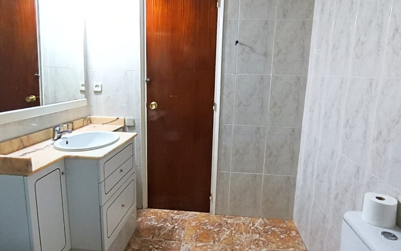 ¡Descubre tu próximo hogar en una ubicación inmejorable! Este espacioso piso de 102 m² te da la bienvenida con un generoso recibidor que sienta las bases para el confort y la funcionalidad. La cocina office independiente de 11 m², con salida a la galería, es perfecta para los amantes de la gastronomía. El salón comedor de 23 m² se abre directamente a un balcón, ideal para disfrutar de momentos al aire libre. La zona de habitaciones ofrece privacidad, con 2 habitaciones dobles y 2 individuales, todas bien distribuidas. El baño, ubicado en el pasillo, es accesible y funcional. La vivienda está en buenas condiciones, pero ofrece la posibilidad de personalizarla con una reforma a tu gusto. Situada en una zona con comercios a pie de calle y a solo 3 minutos de la parada de metro del Cèntric, este piso es una oportunidad única. Con calefacción por bomba de frío/calor y aire acondicionado, garantiza tu comodidad durante todo el año. No pierdas la oportunidad de vivir en esta joya del año 1977, en una planta 2 exterior con ascensor y orientación norte-sur. ¡Ven a visitarlo y enamórate! Desde Pratfinques, te realizamos todos los trámites de la compraventa y a la obtención de la financiación hipotecaria, liquidación de los impuestos y, inscripción registral. -              El precio de venta del inmueble, no incluye impuestos ni tasas. (ITPADJ) -              La plusvalía (Impuesto sobre el Incremento de Valor de los Terrenos Urbanos) es a cargo del vendedor. -              En Pratfinques, NO COBRAMOS LOS HONORARIOS AL COMPRADOR, están incluidos en el precio de venta publicado.