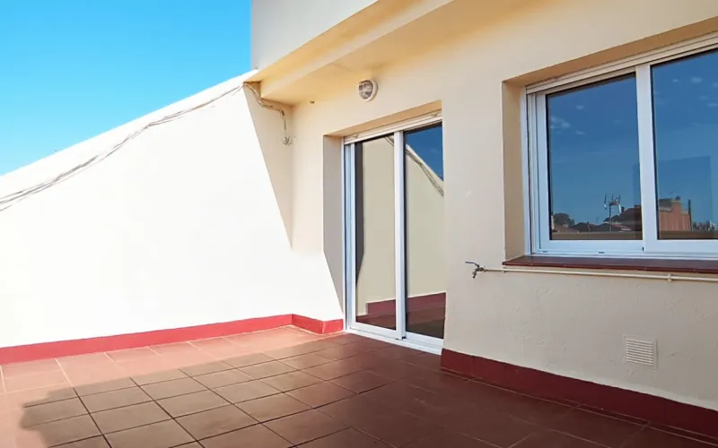 Este precioso ático se compone de 69m² construidos y 61m² útiles, con una fantástica terraza de 13m² muy soleada y con grandes vistas despejadas. La vivienda está lista para entrar a vivir y se compone de 2 habitaciones dobles (1 suite) 2 baños, salón comedor de 18m² con salida directa a la terraza, una preciosa cocina y un lavadero. Este hogar dispone de calefacción por radiadores de caldera de gas natural. Carpintería interior de puertas de haya vaporizada, suelo de parqué laminado AC5. Carpintería exterior de aluminio blanco. Finca con ascensor. Ideal para parejas y singles. Situada en el centro del casco antiguo, crea la total y real sensación de vivir en el pueblo más cercano a la gran capital catalana de Barcelona. A pocos metros de la Plaça de la Vila, con todo tipo de comerció a tu alcance. El Prat de Llobregat es un municipio en plena expansión, considerado como una de las mejores poblaciones del área metropolitana, por su calidad de vida, cercanía a zonas verdes, con transporte público o por tus propios medios (Bici, caminando, running o como te apetezca) para ir a la playa, con una de las zonas mejor cuidadas de la costa de la provincia de Barcelona. Aguas del mar Mediterráneo cristalinas y de las más limpias de la costa. A pesar de no serlo, podría ser, sin ningún tipo de dudas, la capital de la comarca del Baix Llobregat, pues no solo el terreno del municipio es llano, si no, que, además dispone de grandes superficies de terreno, para disfrutar de un entorno natural, como las zonas verdes del rio Llobregat, donde pasear o ir en bicicleta en familia, es un hecho habitual de los Pratenses. Por otro lado, su entorno del tejido productivo, se compone de diversas zonas industriales, en la que hay gran diversidad de grandes marcas multinacionales y nacionales de logística terrestre, marítima y aérea, sin perder de vista el Aeropuerto internacional Josep Tarradellas, del que te puedes trasladar en metro L9, Tren lanzadera o Cercanías. Y no olvidar con la facilidad de acceder la capital Catalana de la ciudad Condal, mediante Tren, Metro L9 y bus. Teniendo presente la Zona Franca (Polígono industrial logístico de alimentación) perteneciente al Barcelonés. No lo dudes, llámanos y consulta tus dudas.