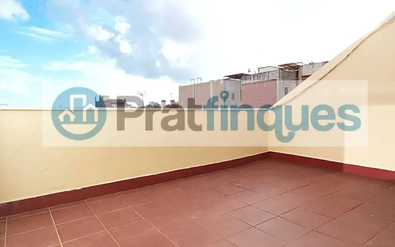 Este precioso ático se compone de 69m² construidos y 61m² útiles, con una fantástica terraza de 13m² muy soleada y con grandes vistas despejadas. La vivienda está lista para entrar a vivir y se compone de 2 habitaciones dobles (1 suite) 2 baños, salón comedor de 18m² con salida directa a la terraza, una preciosa cocina y un lavadero. Este hogar dispone de calefacción por radiadores de caldera de gas natural. Carpintería interior de puertas de haya vaporizada, suelo de parqué laminado AC5. Carpintería exterior de aluminio blanco. Finca con ascensor. Ideal para parejas y singles. Situada en el centro del casco antiguo, crea la total y real sensación de vivir en el pueblo más cercano a la gran capital catalana de Barcelona. A pocos metros de la Plaça de la Vila, con todo tipo de comerció a tu alcance. El Prat de Llobregat es un municipio en plena expansión, considerado como una de las mejores poblaciones del área metropolitana, por su calidad de vida, cercanía a zonas verdes, con transporte público o por tus propios medios (Bici, caminando, running o como te apetezca) para ir a la playa, con una de las zonas mejor cuidadas de la costa de la provincia de Barcelona. Aguas del mar Mediterráneo cristalinas y de las más limpias de la costa. A pesar de no serlo, podría ser, sin ningún tipo de dudas, la capital de la comarca del Baix Llobregat, pues no solo el terreno del municipio es llano, si no, que, además dispone de grandes superficies de terreno, para disfrutar de un entorno natural, como las zonas verdes del rio Llobregat, donde pasear o ir en bicicleta en familia, es un hecho habitual de los Pratenses. Por otro lado, su entorno del tejido productivo, se compone de diversas zonas industriales, en la que hay gran diversidad de grandes marcas multinacionales y nacionales de logística terrestre, marítima y aérea, sin perder de vista el Aeropuerto internacional Josep Tarradellas, del que te puedes trasladar en metro L9, Tren lanzadera o Cercanías. Y no olvidar con la facilidad de acceder la capital Catalana de la ciudad Condal, mediante Tren, Metro L9 y bus. Teniendo presente la Zona Franca (Polígono industrial logístico de alimentación) perteneciente al Barcelonés. No lo dudes, llámanos y consulta tus dudas.