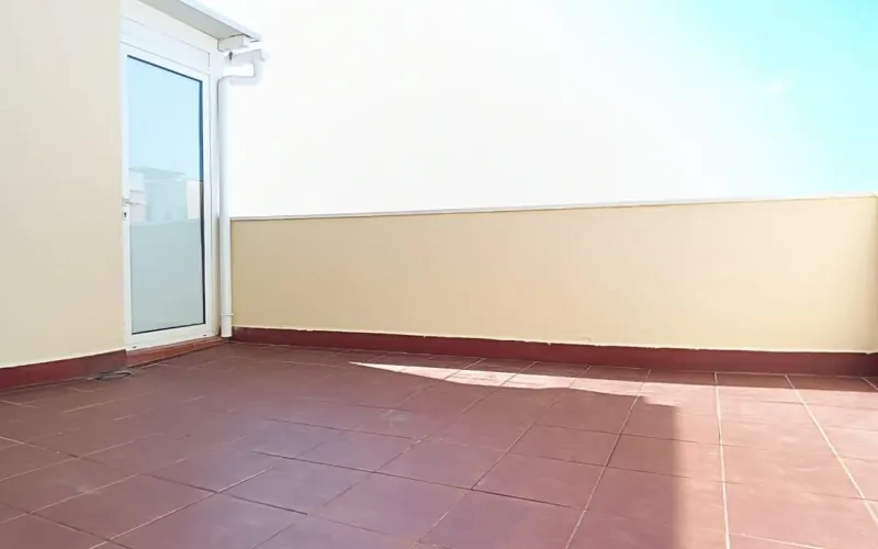 Este precioso ático se compone de 69m² construidos y 61m² útiles, con una fantástica terraza de 13m² muy soleada y con grandes vistas despejadas. La vivienda está lista para entrar a vivir y se compone de 2 habitaciones dobles (1 suite) 2 baños, salón comedor de 18m² con salida directa a la terraza, una preciosa cocina y un lavadero. Este hogar dispone de calefacción por radiadores de caldera de gas natural. Carpintería interior de puertas de haya vaporizada, suelo de parqué laminado AC5. Carpintería exterior de aluminio blanco. Finca con ascensor. Ideal para parejas y singles. Situada en el centro del casco antiguo, crea la total y real sensación de vivir en el pueblo más cercano a la gran capital catalana de Barcelona. A pocos metros de la Plaça de la Vila, con todo tipo de comerció a tu alcance. El Prat de Llobregat es un municipio en plena expansión, considerado como una de las mejores poblaciones del área metropolitana, por su calidad de vida, cercanía a zonas verdes, con transporte público o por tus propios medios (Bici, caminando, running o como te apetezca) para ir a la playa, con una de las zonas mejor cuidadas de la costa de la provincia de Barcelona. Aguas del mar Mediterráneo cristalinas y de las más limpias de la costa. A pesar de no serlo, podría ser, sin ningún tipo de dudas, la capital de la comarca del Baix Llobregat, pues no solo el terreno del municipio es llano, si no, que, además dispone de grandes superficies de terreno, para disfrutar de un entorno natural, como las zonas verdes del rio Llobregat, donde pasear o ir en bicicleta en familia, es un hecho habitual de los Pratenses. Por otro lado, su entorno del tejido productivo, se compone de diversas zonas industriales, en la que hay gran diversidad de grandes marcas multinacionales y nacionales de logística terrestre, marítima y aérea, sin perder de vista el Aeropuerto internacional Josep Tarradellas, del que te puedes trasladar en metro L9, Tren lanzadera o Cercanías. Y no olvidar con la facilidad de acceder la capital Catalana de la ciudad Condal, mediante Tren, Metro L9 y bus. Teniendo presente la Zona Franca (Polígono industrial logístico de alimentación) perteneciente al Barcelonés. No lo dudes, llámanos y consulta tus dudas.