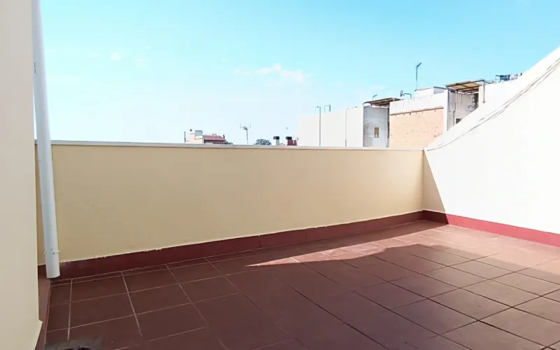 Este precioso ático se compone de 69m² construidos y 61m² útiles, con una fantástica terraza de 13m² muy soleada y con grandes vistas despejadas. La vivienda está lista para entrar a vivir y se compone de 2 habitaciones dobles (1 suite) 2 baños, salón comedor de 18m² con salida directa a la terraza, una preciosa cocina y un lavadero. Este hogar dispone de calefacción por radiadores de caldera de gas natural. Carpintería interior de puertas de haya vaporizada, suelo de parqué laminado AC5. Carpintería exterior de aluminio blanco. Finca con ascensor. Ideal para parejas y singles. Situada en el centro del casco antiguo, crea la total y real sensación de vivir en el pueblo más cercano a la gran capital catalana de Barcelona. A pocos metros de la Plaça de la Vila, con todo tipo de comerció a tu alcance. El Prat de Llobregat es un municipio en plena expansión, considerado como una de las mejores poblaciones del área metropolitana, por su calidad de vida, cercanía a zonas verdes, con transporte público o por tus propios medios (Bici, caminando, running o como te apetezca) para ir a la playa, con una de las zonas mejor cuidadas de la costa de la provincia de Barcelona. Aguas del mar Mediterráneo cristalinas y de las más limpias de la costa. A pesar de no serlo, podría ser, sin ningún tipo de dudas, la capital de la comarca del Baix Llobregat, pues no solo el terreno del municipio es llano, si no, que, además dispone de grandes superficies de terreno, para disfrutar de un entorno natural, como las zonas verdes del rio Llobregat, donde pasear o ir en bicicleta en familia, es un hecho habitual de los Pratenses. Por otro lado, su entorno del tejido productivo, se compone de diversas zonas industriales, en la que hay gran diversidad de grandes marcas multinacionales y nacionales de logística terrestre, marítima y aérea, sin perder de vista el Aeropuerto internacional Josep Tarradellas, del que te puedes trasladar en metro L9, Tren lanzadera o Cercanías. Y no olvidar con la facilidad de acceder la capital Catalana de la ciudad Condal, mediante Tren, Metro L9 y bus. Teniendo presente la Zona Franca (Polígono industrial logístico de alimentación) perteneciente al Barcelonés. No lo dudes, llámanos y consulta tus dudas.