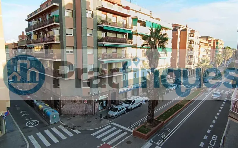 ¡Oportunidad única en una de las mejores zonas! Este encantador piso de 70 m² construidos y 64 m² útiles, situado en la planta 3ª de un edificio con ascensor, está listo para convertirse en tu nuevo hogar. Totalmente exterior y con orientación este, disfrutarás de una luminosidad excepcional durante todo el día. El salón comedor independiente tiene acceso directo a un balcón, ideal para relajarse al aire libre. La cocina, también independiente, cuenta con salida a una galería que aporta funcionalidad y espacio adicional. El piso dispone de tres habitaciones: una doble de 11 m² y dos individuales de 8 y 9 m² respectivamente, perfectas para adaptarse a tus necesidades. El baño de 4 piezas con bañera es amplio y cómodo. Los suelos de gres cerámico y la carpintería interior en puertas de Haya vaporizada aportan un toque de elegancia y calidad. Las ventanas de aluminio blanco aseguran un buen aislamiento térmico y acústico. Equipado con aire acondicionado por Split con bomba de calor y calefacción por radiadores de gas natural, este piso te garantiza confort durante todo el año. Además, su ubicación es inmejorable: a solo 5 minutos de la parada de metro Cèntric L9 y con múltiples líneas de autobús que te conectan con Barcelona y el resto de la población. No pierdas la oportunidad de vivir en una zona con todos los servicios a tu alcance. ¡Ven a visitarlo y enamórate! Desde Pratfinques, te realizamos todos los trámites de la compraventa y a la obtención de la financiación hipotecaria, liquidación de los impuestos y, inscripción registral. - El precio de venta del inmueble, no incluye impuestos ni tasas. (ITPADJ) - La plusvalía (Impuesto sobre el Incremento de Valor de los Terrenos Urbanos) es a cargo del vendedor. - En Pratfinques, NO COBRAMOS LOS HONORARIOS AL COMPRADOR, están incluidos en el precio de venta publicado.