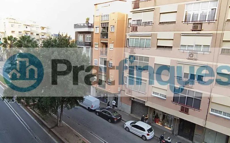 ¡Oportunidad única en una de las mejores zonas! Este encantador piso de 70 m² construidos y 64 m² útiles, situado en la planta 3ª de un edificio con ascensor, está listo para convertirse en tu nuevo hogar. Totalmente exterior y con orientación este, disfrutarás de una luminosidad excepcional durante todo el día. El salón comedor independiente tiene acceso directo a un balcón, ideal para relajarse al aire libre. La cocina, también independiente, cuenta con salida a una galería que aporta funcionalidad y espacio adicional. El piso dispone de tres habitaciones: una doble de 11 m² y dos individuales de 8 y 9 m² respectivamente, perfectas para adaptarse a tus necesidades. El baño de 4 piezas con bañera es amplio y cómodo. Los suelos de gres cerámico y la carpintería interior en puertas de Haya vaporizada aportan un toque de elegancia y calidad. Las ventanas de aluminio blanco aseguran un buen aislamiento térmico y acústico. Equipado con aire acondicionado por Split con bomba de calor y calefacción por radiadores de gas natural, este piso te garantiza confort durante todo el año. Además, su ubicación es inmejorable: a solo 5 minutos de la parada de metro Cèntric L9 y con múltiples líneas de autobús que te conectan con Barcelona y el resto de la población. No pierdas la oportunidad de vivir en una zona con todos los servicios a tu alcance. ¡Ven a visitarlo y enamórate! Desde Pratfinques, te realizamos todos los trámites de la compraventa y a la obtención de la financiación hipotecaria, liquidación de los impuestos y, inscripción registral. - El precio de venta del inmueble, no incluye impuestos ni tasas. (ITPADJ) - La plusvalía (Impuesto sobre el Incremento de Valor de los Terrenos Urbanos) es a cargo del vendedor. - En Pratfinques, NO COBRAMOS LOS HONORARIOS AL COMPRADOR, están incluidos en el precio de venta publicado.