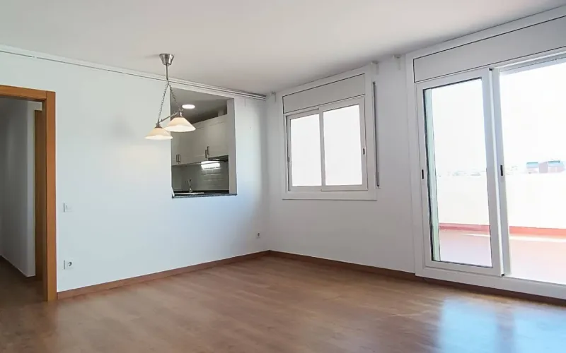 Este precioso ático se compone de 69m² construidos y 61m² útiles, con una fantástica terraza de 13m² muy soleada y con grandes vistas despejadas. La vivienda está lista para entrar a vivir y se compone de 2 habitaciones dobles (1 suite) 2 baños, salón comedor de 18m² con salida directa a la terraza, una preciosa cocina y un lavadero. Este hogar dispone de calefacción por radiadores de caldera de gas natural. Carpintería interior de puertas de haya vaporizada, suelo de parqué laminado AC5. Carpintería exterior de aluminio blanco. Finca con ascensor. Ideal para parejas y singles. Situada en el centro del casco antiguo, crea la total y real sensación de vivir en el pueblo más cercano a la gran capital catalana de Barcelona. A pocos metros de la Plaça de la Vila, con todo tipo de comerció a tu alcance. El Prat de Llobregat es un municipio en plena expansión, considerado como una de las mejores poblaciones del área metropolitana, por su calidad de vida, cercanía a zonas verdes, con transporte público o por tus propios medios (Bici, caminando, running o como te apetezca) para ir a la playa, con una de las zonas mejor cuidadas de la costa de la provincia de Barcelona. Aguas del mar Mediterráneo cristalinas y de las más limpias de la costa. A pesar de no serlo, podría ser, sin ningún tipo de dudas, la capital de la comarca del Baix Llobregat, pues no solo el terreno del municipio es llano, si no, que, además dispone de grandes superficies de terreno, para disfrutar de un entorno natural, como las zonas verdes del rio Llobregat, donde pasear o ir en bicicleta en familia, es un hecho habitual de los Pratenses. Por otro lado, su entorno del tejido productivo, se compone de diversas zonas industriales, en la que hay gran diversidad de grandes marcas multinacionales y nacionales de logística terrestre, marítima y aérea, sin perder de vista el Aeropuerto internacional Josep Tarradellas, del que te puedes trasladar en metro L9, Tren lanzadera o Cercanías. Y no olvidar con la facilidad de acceder la capital Catalana de la ciudad Condal, mediante Tren, Metro L9 y bus. Teniendo presente la Zona Franca (Polígono industrial logístico de alimentación) perteneciente al Barcelonés. No lo dudes, llámanos y consulta tus dudas.