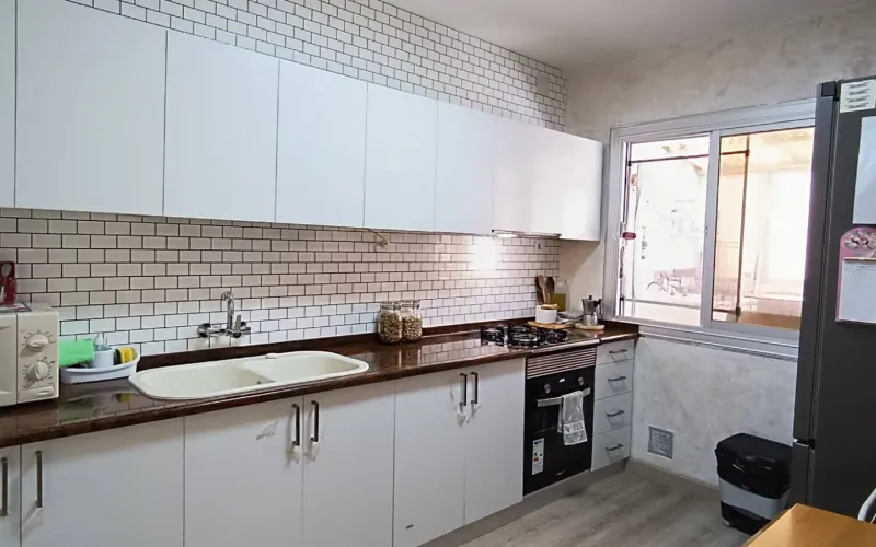 ¡Descubre este exclusivo ático en el corazón del Casco Antiguo de El Prat de Llobregat! Situado en una primera planta real sin ascensor y en una comunidad íntima de solo dos vecinos, este inmueble ofrece una experiencia de vida única. Totalmente reformado, cuenta con dos amplias habitaciones (una de ellas con vestidor) y una cocina independiente tipo office que hará las delicias de los amantes de la gastronomía.   El salón-comedor es un espacio acogedor con una estufa de leña y aire acondicionado por split, perfecto para todas las estaciones del año. Desde aquí, accedes directamente a una maravillosa terraza de 14m², ideal para disfrutar de momentos al aire libre. El baño, espacioso y moderno, está equipado con un plato de ducha de resina antideslizante, garantizando confort y seguridad, además bañado por luz natural, gracias a su claraboya espaciosa y bien orientada.   Con una superficie construida de 86m² y 78m² útiles, este ático también incluye una boardilla de 37m² con lavabo, lista para ser terminada según tus necesidades. Además, dispone de armarios empotrados y un trastero para mayor comodidad. La calefacción es eléctrica mediante bomba de frío/calor, asegurando un ambiente agradable durante todo el año.   Ubicado en una zona inmejorable, este ático te coloca en el epicentro de todos los servicios que ofrece El Prat de Llobregat. No pierdas la oportunidad de vivir en un lugar con encanto histórico y todas las comodidades modernas. ¡Ven a visitarlo y enamórate! Desde PratFinques, te realizamos todos los trámites de la compraventa y a la obtención de la financiación hipotecaria, liquidación de los impuestos y, inscripción registral. El precio de venta del inmueble, no incluye impuestos ni tasas. (ITPADJ) La plusvalía (Impuesto sobre el Incremento de Valor de los Terrenos Urbanos) es a cargo del vendedor.