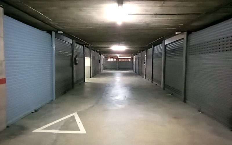 Se vende plaza de parking individual en la calle Pau Casals, situada en la tercera planta del edificio. Esta plaza de 14 m² ofrece espacio suficiente para coche y moto, con la comodidad de una persiana para mayor seguridad. Se distingue por tener accesos en carriles distintos, uno de entrada y otro de salida, con pasillos amplios y de fácil maniobrabilidad. El edificio cuenta con sistemas de vigilancia avanzados, incluyendo puertas de acceso automáticas y un circuito cerrado de seguridad, garantizando la máxima protección para tu vehículo. No pierdas la oportunidad de adquirir esta plaza independiente y cubierta, con todas las comodidades y medidas de seguridad que necesitas. ¡Contacta ya para más información y asegura tu espacio en una ubicación privilegiada! Desde Pratfinques, te realizamos todos los trámites de la compraventa y a la obtención de la financiación hipotecaria, liquidación de los impuestos y, inscripción registral. -              El precio de venta del inmueble, no incluye impuestos ni tasas. (ITPADJ) -              La plusvalía (Impuesto sobre el Incremento de Valor de los Terrenos Urbanos) es a cargo del vendedor. -              En Pratfinques, NO COBRAMOS LOS HONORARIOS AL COMPRADOR, están incluidos en el precio de venta publicado.