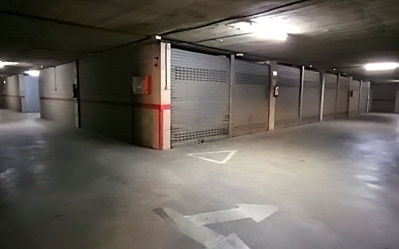 Se vende plaza de parking individual en la calle Pau Casals, situada en la tercera planta del edificio. Esta plaza de 14 m² ofrece espacio suficiente para coche y moto, con la comodidad de una persiana para mayor seguridad. Se distingue por tener accesos en carriles distintos, uno de entrada y otro de salida, con pasillos amplios y de fácil maniobrabilidad. El edificio cuenta con sistemas de vigilancia avanzados, incluyendo puertas de acceso automáticas y un circuito cerrado de seguridad, garantizando la máxima protección para tu vehículo. No pierdas la oportunidad de adquirir esta plaza independiente y cubierta, con todas las comodidades y medidas de seguridad que necesitas. ¡Contacta ya para más información y asegura tu espacio en una ubicación privilegiada! Desde Pratfinques, te realizamos todos los trámites de la compraventa y a la obtención de la financiación hipotecaria, liquidación de los impuestos y, inscripción registral. -              El precio de venta del inmueble, no incluye impuestos ni tasas. (ITPADJ) -              La plusvalía (Impuesto sobre el Incremento de Valor de los Terrenos Urbanos) es a cargo del vendedor. -              En Pratfinques, NO COBRAMOS LOS HONORARIOS AL COMPRADOR, están incluidos en el precio de venta publicado.