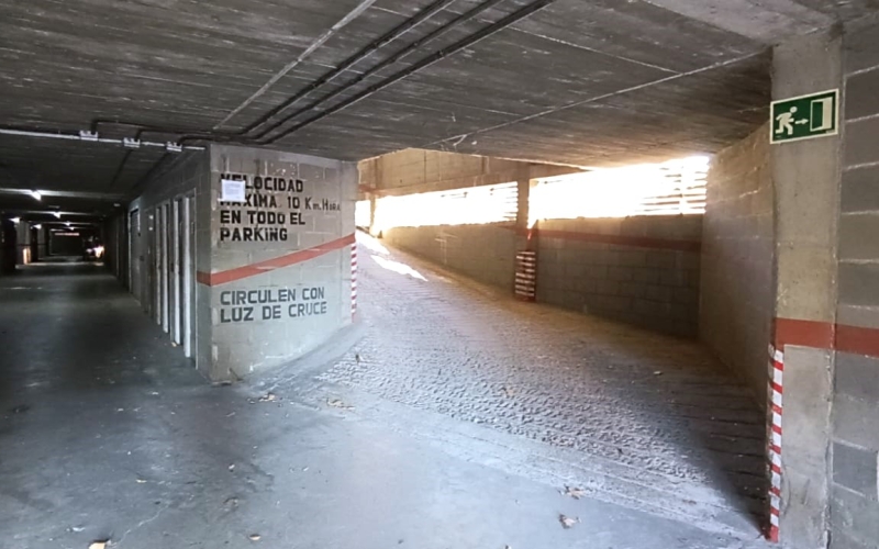 Se vende plaza de parking individual en la calle Pau Casals, situada en la tercera planta del edificio. Esta plaza de 14 m² ofrece espacio suficiente para coche y moto, con la comodidad de una persiana para mayor seguridad. Se distingue por tener accesos en carriles distintos, uno de entrada y otro de salida, con pasillos amplios y de fácil maniobrabilidad. El edificio cuenta con sistemas de vigilancia avanzados, incluyendo puertas de acceso automáticas y un circuito cerrado de seguridad, garantizando la máxima protección para tu vehículo. No pierdas la oportunidad de adquirir esta plaza independiente y cubierta, con todas las comodidades y medidas de seguridad que necesitas. ¡Contacta ya para más información y asegura tu espacio en una ubicación privilegiada! Desde Pratfinques, te realizamos todos los trámites de la compraventa y a la obtención de la financiación hipotecaria, liquidación de los impuestos y, inscripción registral. -              El precio de venta del inmueble, no incluye impuestos ni tasas. (ITPADJ) -              La plusvalía (Impuesto sobre el Incremento de Valor de los Terrenos Urbanos) es a cargo del vendedor. -              En Pratfinques, NO COBRAMOS LOS HONORARIOS AL COMPRADOR, están incluidos en el precio de venta publicado.