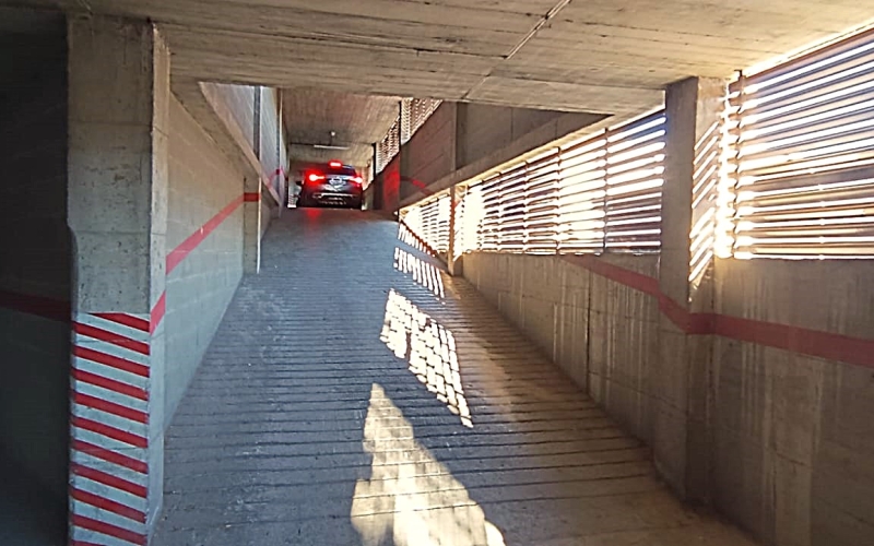 Se vende plaza de parking individual en la calle Pau Casals, situada en la tercera planta del edificio. Esta plaza de 14 m² ofrece espacio suficiente para coche y moto, con la comodidad de una persiana para mayor seguridad. Se distingue por tener accesos en carriles distintos, uno de entrada y otro de salida, con pasillos amplios y de fácil maniobrabilidad. El edificio cuenta con sistemas de vigilancia avanzados, incluyendo puertas de acceso automáticas y un circuito cerrado de seguridad, garantizando la máxima protección para tu vehículo. No pierdas la oportunidad de adquirir esta plaza independiente y cubierta, con todas las comodidades y medidas de seguridad que necesitas. ¡Contacta ya para más información y asegura tu espacio en una ubicación privilegiada! Desde Pratfinques, te realizamos todos los trámites de la compraventa y a la obtención de la financiación hipotecaria, liquidación de los impuestos y, inscripción registral. -              El precio de venta del inmueble, no incluye impuestos ni tasas. (ITPADJ) -              La plusvalía (Impuesto sobre el Incremento de Valor de los Terrenos Urbanos) es a cargo del vendedor. -              En Pratfinques, NO COBRAMOS LOS HONORARIOS AL COMPRADOR, están incluidos en el precio de venta publicado.