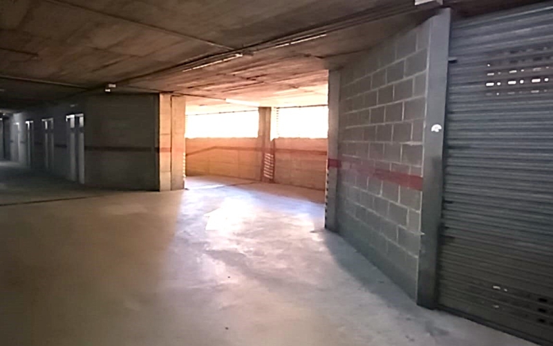 Se vende plaza de parking individual en la calle Pau Casals, situada en la tercera planta del edificio. Esta plaza de 14 m² ofrece espacio suficiente para coche y moto, con la comodidad de una persiana para mayor seguridad. Se distingue por tener accesos en carriles distintos, uno de entrada y otro de salida, con pasillos amplios y de fácil maniobrabilidad. El edificio cuenta con sistemas de vigilancia avanzados, incluyendo puertas de acceso automáticas y un circuito cerrado de seguridad, garantizando la máxima protección para tu vehículo. No pierdas la oportunidad de adquirir esta plaza independiente y cubierta, con todas las comodidades y medidas de seguridad que necesitas. ¡Contacta ya para más información y asegura tu espacio en una ubicación privilegiada! Desde Pratfinques, te realizamos todos los trámites de la compraventa y a la obtención de la financiación hipotecaria, liquidación de los impuestos y, inscripción registral. -              El precio de venta del inmueble, no incluye impuestos ni tasas. (ITPADJ) -              La plusvalía (Impuesto sobre el Incremento de Valor de los Terrenos Urbanos) es a cargo del vendedor. -              En Pratfinques, NO COBRAMOS LOS HONORARIOS AL COMPRADOR, están incluidos en el precio de venta publicado.