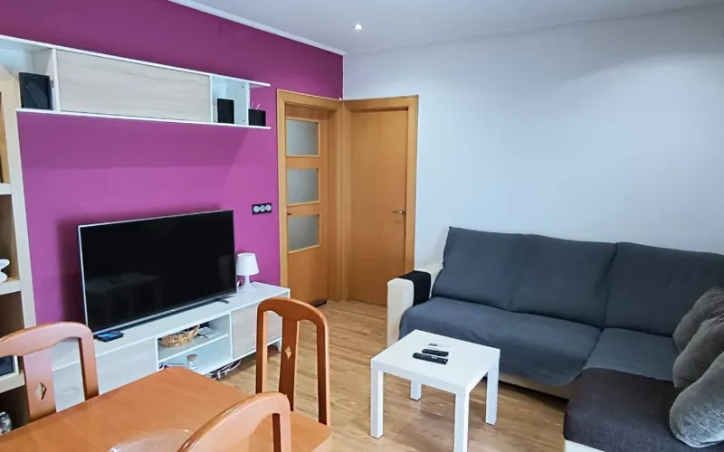 ¡Descubre este exclusivo ático en el corazón del Casco Antiguo de El Prat de Llobregat! Situado en una primera planta real sin ascensor y en una comunidad íntima de solo dos vecinos, este inmueble ofrece una experiencia de vida única. Totalmente reformado, cuenta con dos amplias habitaciones (una de ellas con vestidor) y una cocina independiente tipo office que hará las delicias de los amantes de la gastronomía.   El salón-comedor es un espacio acogedor con una estufa de leña y aire acondicionado por split, perfecto para todas las estaciones del año. Desde aquí, accedes directamente a una maravillosa terraza de 14m², ideal para disfrutar de momentos al aire libre. El baño, espacioso y moderno, está equipado con un plato de ducha de resina antideslizante, garantizando confort y seguridad, además bañado por luz natural, gracias a su claraboya espaciosa y bien orientada.   Con una superficie construida de 86m² y 78m² útiles, este ático también incluye una boardilla de 37m² con lavabo, lista para ser terminada según tus necesidades. Además, dispone de armarios empotrados y un trastero para mayor comodidad. La calefacción es eléctrica mediante bomba de frío/calor, asegurando un ambiente agradable durante todo el año.   Ubicado en una zona inmejorable, este ático te coloca en el epicentro de todos los servicios que ofrece El Prat de Llobregat. No pierdas la oportunidad de vivir en un lugar con encanto histórico y todas las comodidades modernas. ¡Ven a visitarlo y enamórate! Desde PratFinques, te realizamos todos los trámites de la compraventa y a la obtención de la financiación hipotecaria, liquidación de los impuestos y, inscripción registral. El precio de venta del inmueble, no incluye impuestos ni tasas. (ITPADJ) La plusvalía (Impuesto sobre el Incremento de Valor de los Terrenos Urbanos) es a cargo del vendedor.