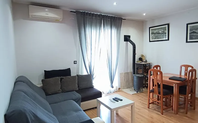 ¡Descubre este exclusivo ático en el corazón del Casco Antiguo de El Prat de Llobregat! Situado en una primera planta real sin ascensor y en una comunidad íntima de solo dos vecinos, este inmueble ofrece una experiencia de vida única. Totalmente reformado, cuenta con dos amplias habitaciones (una de ellas con vestidor) y una cocina independiente tipo office que hará las delicias de los amantes de la gastronomía.   El salón-comedor es un espacio acogedor con una estufa de leña y aire acondicionado por split, perfecto para todas las estaciones del año. Desde aquí, accedes directamente a una maravillosa terraza de 14m², ideal para disfrutar de momentos al aire libre. El baño, espacioso y moderno, está equipado con un plato de ducha de resina antideslizante, garantizando confort y seguridad, además bañado por luz natural, gracias a su claraboya espaciosa y bien orientada.   Con una superficie construida de 86m² y 78m² útiles, este ático también incluye una boardilla de 37m² con lavabo, lista para ser terminada según tus necesidades. Además, dispone de armarios empotrados y un trastero para mayor comodidad. La calefacción es eléctrica mediante bomba de frío/calor, asegurando un ambiente agradable durante todo el año.   Ubicado en una zona inmejorable, este ático te coloca en el epicentro de todos los servicios que ofrece El Prat de Llobregat. No pierdas la oportunidad de vivir en un lugar con encanto histórico y todas las comodidades modernas. ¡Ven a visitarlo y enamórate! Desde PratFinques, te realizamos todos los trámites de la compraventa y a la obtención de la financiación hipotecaria, liquidación de los impuestos y, inscripción registral. El precio de venta del inmueble, no incluye impuestos ni tasas. (ITPADJ) La plusvalía (Impuesto sobre el Incremento de Valor de los Terrenos Urbanos) es a cargo del vendedor.