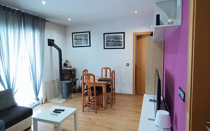 ¡Descubre este exclusivo ático en el corazón del Casco Antiguo de El Prat de Llobregat! Situado en una primera planta real sin ascensor y en una comunidad íntima de solo dos vecinos, este inmueble ofrece una experiencia de vida única. Totalmente reformado, cuenta con dos amplias habitaciones (una de ellas con vestidor) y una cocina independiente tipo office que hará las delicias de los amantes de la gastronomía.   El salón-comedor es un espacio acogedor con una estufa de leña y aire acondicionado por split, perfecto para todas las estaciones del año. Desde aquí, accedes directamente a una maravillosa terraza de 14m², ideal para disfrutar de momentos al aire libre. El baño, espacioso y moderno, está equipado con un plato de ducha de resina antideslizante, garantizando confort y seguridad, además bañado por luz natural, gracias a su claraboya espaciosa y bien orientada.   Con una superficie construida de 86m² y 78m² útiles, este ático también incluye una boardilla de 37m² con lavabo, lista para ser terminada según tus necesidades. Además, dispone de armarios empotrados y un trastero para mayor comodidad. La calefacción es eléctrica mediante bomba de frío/calor, asegurando un ambiente agradable durante todo el año.   Ubicado en una zona inmejorable, este ático te coloca en el epicentro de todos los servicios que ofrece El Prat de Llobregat. No pierdas la oportunidad de vivir en un lugar con encanto histórico y todas las comodidades modernas. ¡Ven a visitarlo y enamórate! Desde PratFinques, te realizamos todos los trámites de la compraventa y a la obtención de la financiación hipotecaria, liquidación de los impuestos y, inscripción registral. El precio de venta del inmueble, no incluye impuestos ni tasas. (ITPADJ) La plusvalía (Impuesto sobre el Incremento de Valor de los Terrenos Urbanos) es a cargo del vendedor.