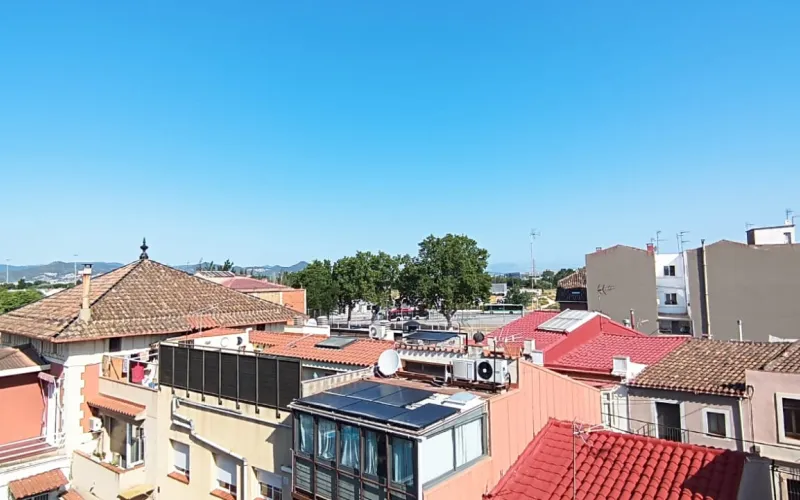 Este precioso ático se compone de 69m² construidos y 61m² útiles, con una fantástica terraza de 13m² muy soleada y con grandes vistas despejadas. La vivienda está lista para entrar a vivir y se compone de 2 habitaciones dobles (1 suite) 2 baños, salón comedor de 18m² con salida directa a la terraza, una preciosa cocina y un lavadero. Este hogar dispone de calefacción por radiadores de caldera de gas natural. Carpintería interior de puertas de haya vaporizada, suelo de parqué laminado AC5. Carpintería exterior de aluminio blanco. Finca con ascensor. Ideal para parejas y singles. Situada en el centro del casco antiguo, crea la total y real sensación de vivir en el pueblo más cercano a la gran capital catalana de Barcelona. A pocos metros de la Plaça de la Vila, con todo tipo de comerció a tu alcance. El Prat de Llobregat es un municipio en plena expansión, considerado como una de las mejores poblaciones del área metropolitana, por su calidad de vida, cercanía a zonas verdes, con transporte público o por tus propios medios (Bici, caminando, running o como te apetezca) para ir a la playa, con una de las zonas mejor cuidadas de la costa de la provincia de Barcelona. Aguas del mar Mediterráneo cristalinas y de las más limpias de la costa. A pesar de no serlo, podría ser, sin ningún tipo de dudas, la capital de la comarca del Baix Llobregat, pues no solo el terreno del municipio es llano, si no, que, además dispone de grandes superficies de terreno, para disfrutar de un entorno natural, como las zonas verdes del rio Llobregat, donde pasear o ir en bicicleta en familia, es un hecho habitual de los Pratenses. Por otro lado, su entorno del tejido productivo, se compone de diversas zonas industriales, en la que hay gran diversidad de grandes marcas multinacionales y nacionales de logística terrestre, marítima y aérea, sin perder de vista el Aeropuerto internacional Josep Tarradellas, del que te puedes trasladar en metro L9, Tren lanzadera o Cercanías. Y no olvidar con la facilidad de acceder la capital Catalana de la ciudad Condal, mediante Tren, Metro L9 y bus. Teniendo presente la Zona Franca (Polígono industrial logístico de alimentación) perteneciente al Barcelonés. No lo dudes, llámanos y consulta tus dudas.