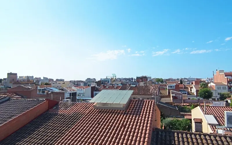 Este precioso ático se compone de 69m² construidos y 61m² útiles, con una fantástica terraza de 13m² muy soleada y con grandes vistas despejadas. La vivienda está lista para entrar a vivir y se compone de 2 habitaciones dobles (1 suite) 2 baños, salón comedor de 18m² con salida directa a la terraza, una preciosa cocina y un lavadero. Este hogar dispone de calefacción por radiadores de caldera de gas natural. Carpintería interior de puertas de haya vaporizada, suelo de parqué laminado AC5. Carpintería exterior de aluminio blanco. Finca con ascensor. Ideal para parejas y singles. Situada en el centro del casco antiguo, crea la total y real sensación de vivir en el pueblo más cercano a la gran capital catalana de Barcelona. A pocos metros de la Plaça de la Vila, con todo tipo de comerció a tu alcance. El Prat de Llobregat es un municipio en plena expansión, considerado como una de las mejores poblaciones del área metropolitana, por su calidad de vida, cercanía a zonas verdes, con transporte público o por tus propios medios (Bici, caminando, running o como te apetezca) para ir a la playa, con una de las zonas mejor cuidadas de la costa de la provincia de Barcelona. Aguas del mar Mediterráneo cristalinas y de las más limpias de la costa. A pesar de no serlo, podría ser, sin ningún tipo de dudas, la capital de la comarca del Baix Llobregat, pues no solo el terreno del municipio es llano, si no, que, además dispone de grandes superficies de terreno, para disfrutar de un entorno natural, como las zonas verdes del rio Llobregat, donde pasear o ir en bicicleta en familia, es un hecho habitual de los Pratenses. Por otro lado, su entorno del tejido productivo, se compone de diversas zonas industriales, en la que hay gran diversidad de grandes marcas multinacionales y nacionales de logística terrestre, marítima y aérea, sin perder de vista el Aeropuerto internacional Josep Tarradellas, del que te puedes trasladar en metro L9, Tren lanzadera o Cercanías. Y no olvidar con la facilidad de acceder la capital Catalana de la ciudad Condal, mediante Tren, Metro L9 y bus. Teniendo presente la Zona Franca (Polígono industrial logístico de alimentación) perteneciente al Barcelonés. No lo dudes, llámanos y consulta tus dudas.