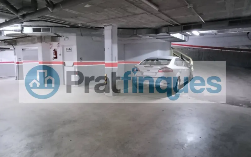 ¡Oportunidad en la ciudad de El Prat de Llobregat! Se vende plaza de parking individual en la calle Enric Morera, situada en la planta inferior del edificio. Esta plaza de 11 m² ofrece espacio suficiente para coche mediano, con la comodidad de una comunidad con pocos vecinos. Se distingue por tener fácil maniobrabilidad, una situación a pocos metros de la Avda. Verge de Montserrat. El edificio cuenta con sistemas de vigilancia avanzados, incluyendo puertas de acceso automáticas y un circuito cerrado de seguridad, garantizando la máxima protección para tu vehículo. No pierdas la oportunidad de adquirir esta plaza independiente y cubierta, con todas las comodidades y medidas de seguridad que necesitas. ¡Contacta ya para más información y asegura tu espacio en una ubicación privilegiada! Desde Pratfinques, te realizamos todos los trámites de la compraventa y a la obtención de la financiación hipotecaria, liquidación de los impuestos y, inscripción registral. -              El precio de venta del inmueble, no incluye impuestos ni tasas. (ITPADJ) -              La plusvalía (Impuesto sobre el Incremento de Valor de los Terrenos Urbanos) es a cargo del vendedor. -              En Pratfinques, NO COBRAMOS LOS HONORARIOS AL COMPRADOR, están incluidos en el precio de venta publicado.