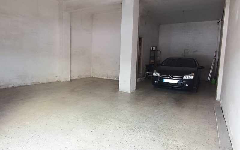 Inmueble diáfano con una amplitud de fachada de 7m. y con una superficie útil de 69m² aseo de cortesía. Con doble entrada en fachada. Vado permanente y actualizado de 3m, adaptado para la entrada de vehículos. Ideal como almacén, trastero, garaje. Desde PratFinques, te realizamos todos los trámites de la compraventa y a la obtención de la financiación hipotecaria, liquidación de los impuestos y, inscripción registral.  El precio de venta del inmueble, no incluye impuestos ni tasas. (ITPADJ) La plusvalía (Impuesto sobre el Incremento de Valor de los Terrenos Urbanos) es a cargo del vendedor.