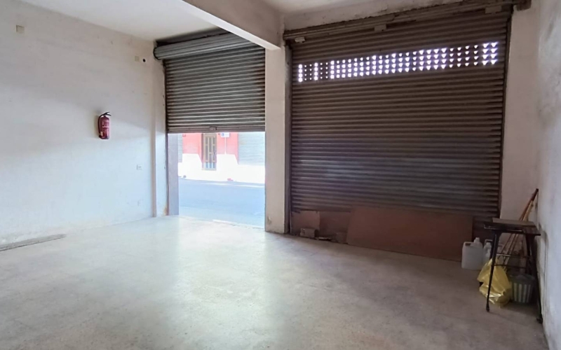 Inmueble diáfano con una amplitud de fachada de 7m. y con una superficie útil de 69m² aseo de cortesía. Con doble entrada en fachada. Vado permanente y actualizado de 3m, adaptado para la entrada de vehículos. Ideal como almacén, trastero, garaje. Desde PratFinques, te realizamos todos los trámites de la compraventa y a la obtención de la financiación hipotecaria, liquidación de los impuestos y, inscripción registral.  El precio de venta del inmueble, no incluye impuestos ni tasas. (ITPADJ) La plusvalía (Impuesto sobre el Incremento de Valor de los Terrenos Urbanos) es a cargo del vendedor.