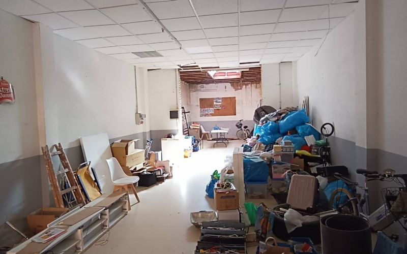 Local comercial en alquiler en Casco antiguo, Carrer Ferran Puig, con una superficie de 98 m², totalmente diáfano, suelo de terrazo, puerta automática, Instalación eléctrica reformada (cuadro eléctrico nuevo). Lavabo de servicio de dos piezas.