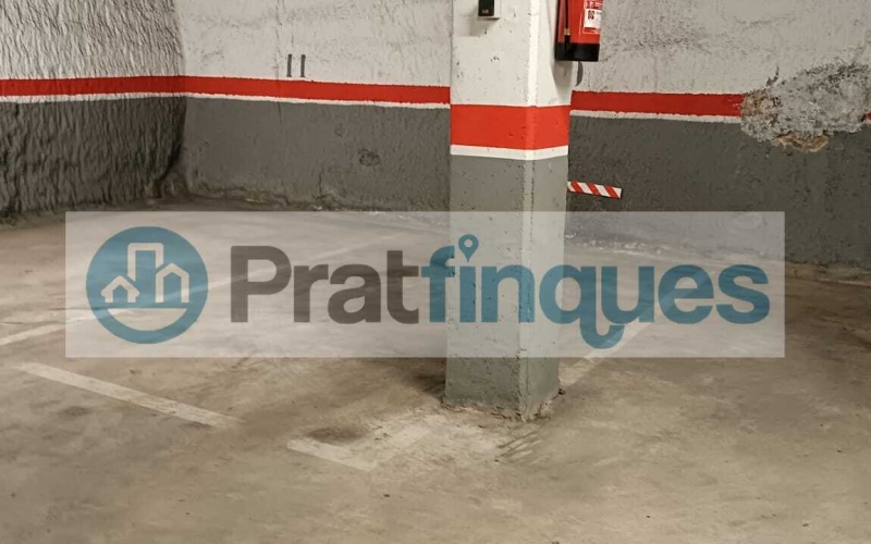 ¡Oportunidad en la ciudad de El Prat de Llobregat! Se vende plaza de parking individual en la calle Enric Morera, situada en la planta inferior del edificio. Esta plaza de 11 m² ofrece espacio suficiente para coche mediano, con la comodidad de una comunidad con pocos vecinos. Se distingue por tener fácil maniobrabilidad, una situación a pocos metros de la Avda. Verge de Montserrat. El edificio cuenta con sistemas de vigilancia avanzados, incluyendo puertas de acceso automáticas y un circuito cerrado de seguridad, garantizando la máxima protección para tu vehículo. No pierdas la oportunidad de adquirir esta plaza independiente y cubierta, con todas las comodidades y medidas de seguridad que necesitas. ¡Contacta ya para más información y asegura tu espacio en una ubicación privilegiada! Desde Pratfinques, te realizamos todos los trámites de la compraventa y a la obtención de la financiación hipotecaria, liquidación de los impuestos y, inscripción registral. -              El precio de venta del inmueble, no incluye impuestos ni tasas. (ITPADJ) -              La plusvalía (Impuesto sobre el Incremento de Valor de los Terrenos Urbanos) es a cargo del vendedor. -              En Pratfinques, NO COBRAMOS LOS HONORARIOS AL COMPRADOR, están incluidos en el precio de venta publicado.