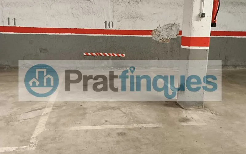 ¡Oportunidad en la ciudad de El Prat de Llobregat! Se vende plaza de parking individual en la calle Enric Morera, situada en la planta inferior del edificio. Esta plaza de 11 m² ofrece espacio suficiente para coche mediano, con la comodidad de una comunidad con pocos vecinos. Se distingue por tener fácil maniobrabilidad, una situación a pocos metros de la Avda. Verge de Montserrat. El edificio cuenta con sistemas de vigilancia avanzados, incluyendo puertas de acceso automáticas y un circuito cerrado de seguridad, garantizando la máxima protección para tu vehículo. No pierdas la oportunidad de adquirir esta plaza independiente y cubierta, con todas las comodidades y medidas de seguridad que necesitas. ¡Contacta ya para más información y asegura tu espacio en una ubicación privilegiada! Desde Pratfinques, te realizamos todos los trámites de la compraventa y a la obtención de la financiación hipotecaria, liquidación de los impuestos y, inscripción registral. -              El precio de venta del inmueble, no incluye impuestos ni tasas. (ITPADJ) -              La plusvalía (Impuesto sobre el Incremento de Valor de los Terrenos Urbanos) es a cargo del vendedor. -              En Pratfinques, NO COBRAMOS LOS HONORARIOS AL COMPRADOR, están incluidos en el precio de venta publicado.