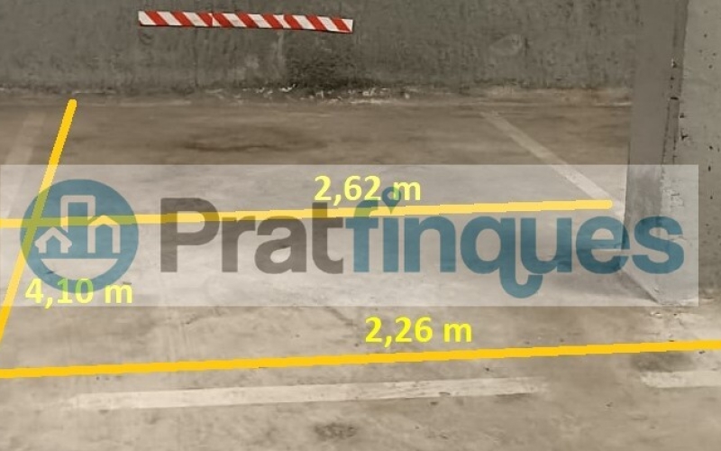 ¡Oportunidad en la ciudad de El Prat de Llobregat! Se vende plaza de parking individual en la calle Enric Morera, situada en la planta inferior del edificio. Esta plaza de 11 m² ofrece espacio suficiente para coche mediano, con la comodidad de una comunidad con pocos vecinos. Se distingue por tener fácil maniobrabilidad, una situación a pocos metros de la Avda. Verge de Montserrat. El edificio cuenta con sistemas de vigilancia avanzados, incluyendo puertas de acceso automáticas y un circuito cerrado de seguridad, garantizando la máxima protección para tu vehículo. No pierdas la oportunidad de adquirir esta plaza independiente y cubierta, con todas las comodidades y medidas de seguridad que necesitas. ¡Contacta ya para más información y asegura tu espacio en una ubicación privilegiada! Desde Pratfinques, te realizamos todos los trámites de la compraventa y a la obtención de la financiación hipotecaria, liquidación de los impuestos y, inscripción registral. -              El precio de venta del inmueble, no incluye impuestos ni tasas. (ITPADJ) -              La plusvalía (Impuesto sobre el Incremento de Valor de los Terrenos Urbanos) es a cargo del vendedor. -              En Pratfinques, NO COBRAMOS LOS HONORARIOS AL COMPRADOR, están incluidos en el precio de venta publicado.