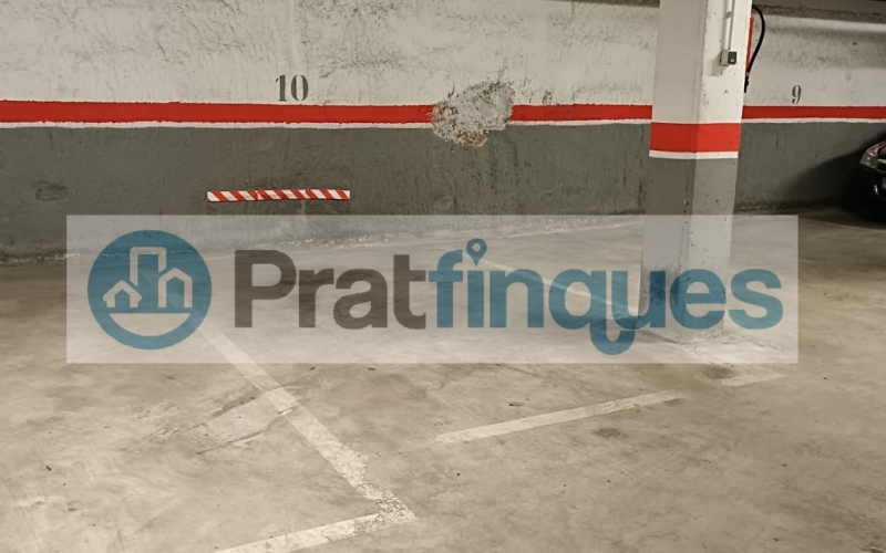 ¡Oportunidad en la ciudad de El Prat de Llobregat! Se vende plaza de parking individual en la calle Enric Morera, situada en la planta inferior del edificio. Esta plaza de 11 m² ofrece espacio suficiente para coche mediano, con la comodidad de una comunidad con pocos vecinos. Se distingue por tener fácil maniobrabilidad, una situación a pocos metros de la Avda. Verge de Montserrat. El edificio cuenta con sistemas de vigilancia avanzados, incluyendo puertas de acceso automáticas y un circuito cerrado de seguridad, garantizando la máxima protección para tu vehículo. No pierdas la oportunidad de adquirir esta plaza independiente y cubierta, con todas las comodidades y medidas de seguridad que necesitas. ¡Contacta ya para más información y asegura tu espacio en una ubicación privilegiada! Desde Pratfinques, te realizamos todos los trámites de la compraventa y a la obtención de la financiación hipotecaria, liquidación de los impuestos y, inscripción registral. -              El precio de venta del inmueble, no incluye impuestos ni tasas. (ITPADJ) -              La plusvalía (Impuesto sobre el Incremento de Valor de los Terrenos Urbanos) es a cargo del vendedor. -              En Pratfinques, NO COBRAMOS LOS HONORARIOS AL COMPRADOR, están incluidos en el precio de venta publicado.