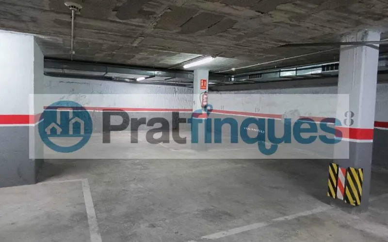 ¡Oportunidad en la ciudad de El Prat de Llobregat! Se vende plaza de parking individual en la calle Enric Morera, situada en la planta inferior del edificio. Esta plaza de 11 m² ofrece espacio suficiente para coche mediano, con la comodidad de una comunidad con pocos vecinos. Se distingue por tener fácil maniobrabilidad, una situación a pocos metros de la Avda. Verge de Montserrat. El edificio cuenta con sistemas de vigilancia avanzados, incluyendo puertas de acceso automáticas y un circuito cerrado de seguridad, garantizando la máxima protección para tu vehículo. No pierdas la oportunidad de adquirir esta plaza independiente y cubierta, con todas las comodidades y medidas de seguridad que necesitas. ¡Contacta ya para más información y asegura tu espacio en una ubicación privilegiada! Desde Pratfinques, te realizamos todos los trámites de la compraventa y a la obtención de la financiación hipotecaria, liquidación de los impuestos y, inscripción registral. -              El precio de venta del inmueble, no incluye impuestos ni tasas. (ITPADJ) -              La plusvalía (Impuesto sobre el Incremento de Valor de los Terrenos Urbanos) es a cargo del vendedor. -              En Pratfinques, NO COBRAMOS LOS HONORARIOS AL COMPRADOR, están incluidos en el precio de venta publicado.