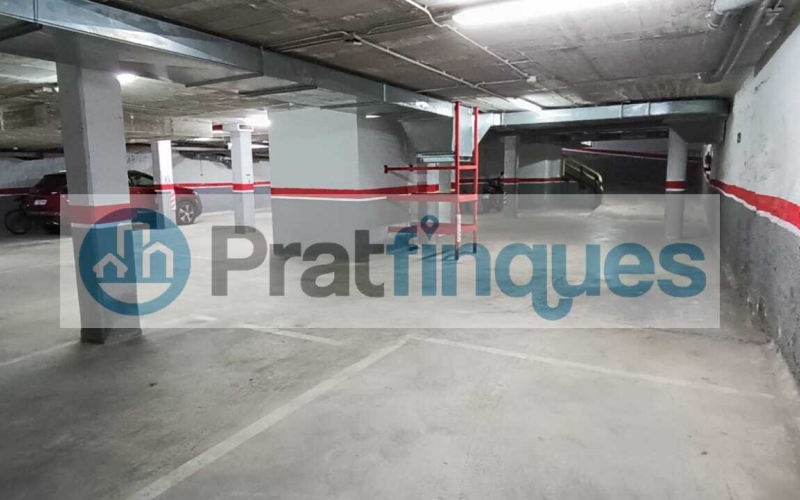 ¡Oportunidad en la ciudad de El Prat de Llobregat! Se vende plaza de parking individual en la calle Enric Morera, situada en la planta inferior del edificio. Esta plaza de 11 m² ofrece espacio suficiente para coche mediano, con la comodidad de una comunidad con pocos vecinos. Se distingue por tener fácil maniobrabilidad, una situación a pocos metros de la Avda. Verge de Montserrat. El edificio cuenta con sistemas de vigilancia avanzados, incluyendo puertas de acceso automáticas y un circuito cerrado de seguridad, garantizando la máxima protección para tu vehículo. No pierdas la oportunidad de adquirir esta plaza independiente y cubierta, con todas las comodidades y medidas de seguridad que necesitas. ¡Contacta ya para más información y asegura tu espacio en una ubicación privilegiada! Desde Pratfinques, te realizamos todos los trámites de la compraventa y a la obtención de la financiación hipotecaria, liquidación de los impuestos y, inscripción registral. -              El precio de venta del inmueble, no incluye impuestos ni tasas. (ITPADJ) -              La plusvalía (Impuesto sobre el Incremento de Valor de los Terrenos Urbanos) es a cargo del vendedor. -              En Pratfinques, NO COBRAMOS LOS HONORARIOS AL COMPRADOR, están incluidos en el precio de venta publicado.