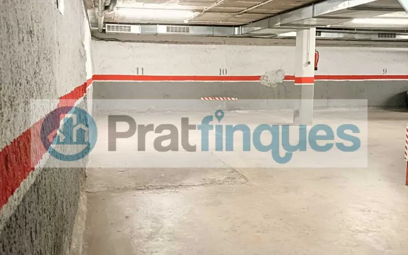 ¡Oportunidad en la ciudad de El Prat de Llobregat! Se vende plaza de parking individual en la calle Enric Morera, situada en la planta inferior del edificio. Esta plaza de 11 m² ofrece espacio suficiente para coche mediano, con la comodidad de una comunidad con pocos vecinos. Se distingue por tener fácil maniobrabilidad, una situación a pocos metros de la Avda. Verge de Montserrat. El edificio cuenta con sistemas de vigilancia avanzados, incluyendo puertas de acceso automáticas y un circuito cerrado de seguridad, garantizando la máxima protección para tu vehículo. No pierdas la oportunidad de adquirir esta plaza independiente y cubierta, con todas las comodidades y medidas de seguridad que necesitas. ¡Contacta ya para más información y asegura tu espacio en una ubicación privilegiada! Desde Pratfinques, te realizamos todos los trámites de la compraventa y a la obtención de la financiación hipotecaria, liquidación de los impuestos y, inscripción registral. -              El precio de venta del inmueble, no incluye impuestos ni tasas. (ITPADJ) -              La plusvalía (Impuesto sobre el Incremento de Valor de los Terrenos Urbanos) es a cargo del vendedor. -              En Pratfinques, NO COBRAMOS LOS HONORARIOS AL COMPRADOR, están incluidos en el precio de venta publicado.