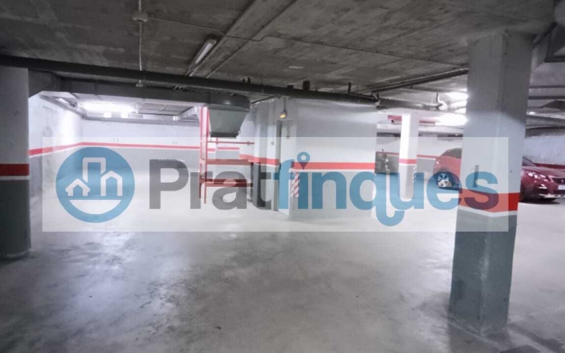 ¡Oportunidad en la ciudad de El Prat de Llobregat! Se vende plaza de parking individual en la calle Enric Morera, situada en la planta inferior del edificio. Esta plaza de 11 m² ofrece espacio suficiente para coche mediano, con la comodidad de una comunidad con pocos vecinos. Se distingue por tener fácil maniobrabilidad, una situación a pocos metros de la Avda. Verge de Montserrat. El edificio cuenta con sistemas de vigilancia avanzados, incluyendo puertas de acceso automáticas y un circuito cerrado de seguridad, garantizando la máxima protección para tu vehículo. No pierdas la oportunidad de adquirir esta plaza independiente y cubierta, con todas las comodidades y medidas de seguridad que necesitas. ¡Contacta ya para más información y asegura tu espacio en una ubicación privilegiada! Desde Pratfinques, te realizamos todos los trámites de la compraventa y a la obtención de la financiación hipotecaria, liquidación de los impuestos y, inscripción registral. -              El precio de venta del inmueble, no incluye impuestos ni tasas. (ITPADJ) -              La plusvalía (Impuesto sobre el Incremento de Valor de los Terrenos Urbanos) es a cargo del vendedor. -              En Pratfinques, NO COBRAMOS LOS HONORARIOS AL COMPRADOR, están incluidos en el precio de venta publicado.