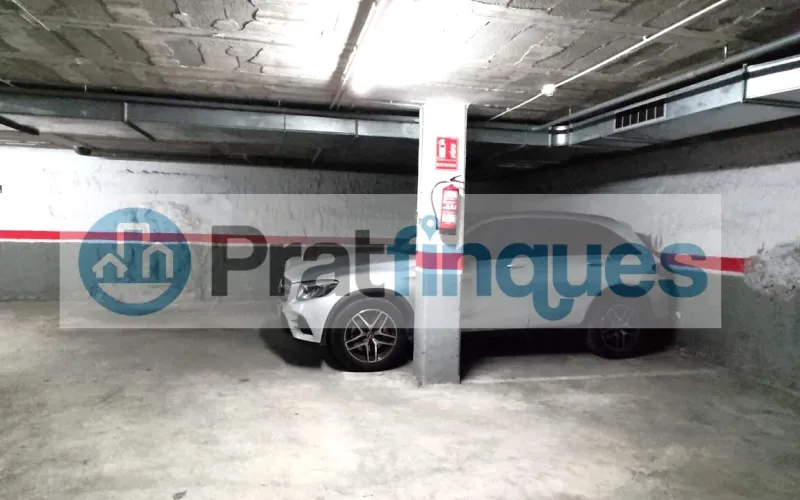 ¡Oportunidad en la ciudad de El Prat de Llobregat! Se vende plaza de parking individual en la calle Enric Morera, situada en la planta inferior del edificio. Esta plaza de 11 m² ofrece espacio suficiente para coche mediano, con la comodidad de una comunidad con pocos vecinos. Se distingue por tener fácil maniobrabilidad, una situación a pocos metros de la Avda. Verge de Montserrat. El edificio cuenta con sistemas de vigilancia avanzados, incluyendo puertas de acceso automáticas y un circuito cerrado de seguridad, garantizando la máxima protección para tu vehículo. No pierdas la oportunidad de adquirir esta plaza independiente y cubierta, con todas las comodidades y medidas de seguridad que necesitas. ¡Contacta ya para más información y asegura tu espacio en una ubicación privilegiada! Desde Pratfinques, te realizamos todos los trámites de la compraventa y a la obtención de la financiación hipotecaria, liquidación de los impuestos y, inscripción registral. -              El precio de venta del inmueble, no incluye impuestos ni tasas. (ITPADJ) -              La plusvalía (Impuesto sobre el Incremento de Valor de los Terrenos Urbanos) es a cargo del vendedor. -              En Pratfinques, NO COBRAMOS LOS HONORARIOS AL COMPRADOR, están incluidos en el precio de venta publicado.